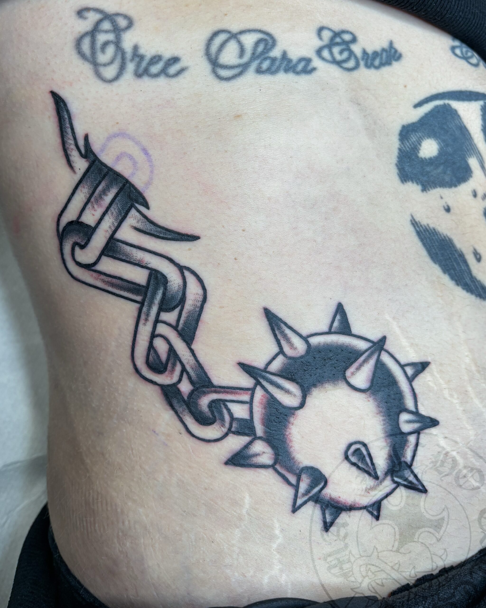 Mal Bicho Tatts Tatuaje tradicional bola de pinchos