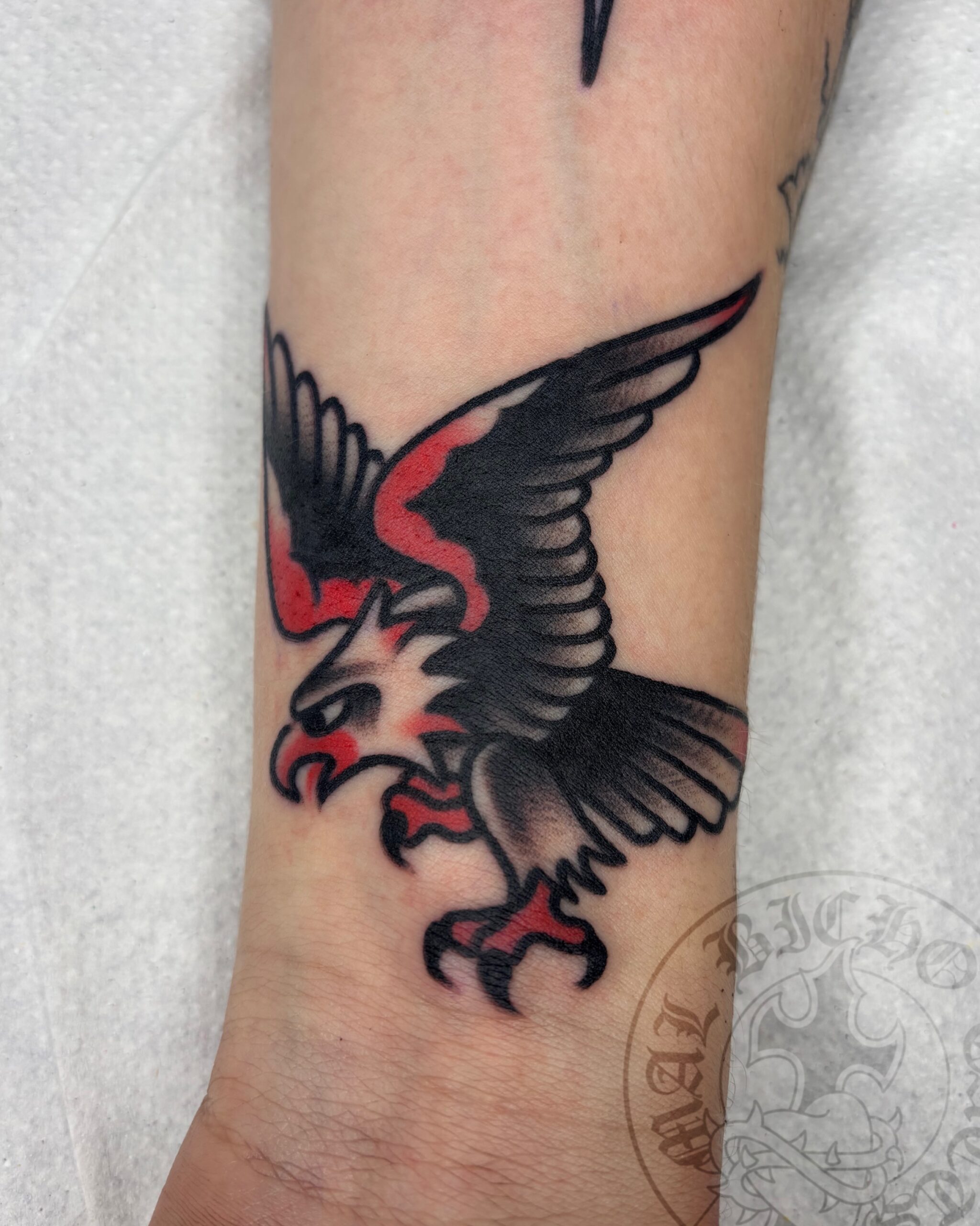 Tatuaje águila tradicional realizado en Granada. Reserva tu cita en Mal Bicho Tattoo.