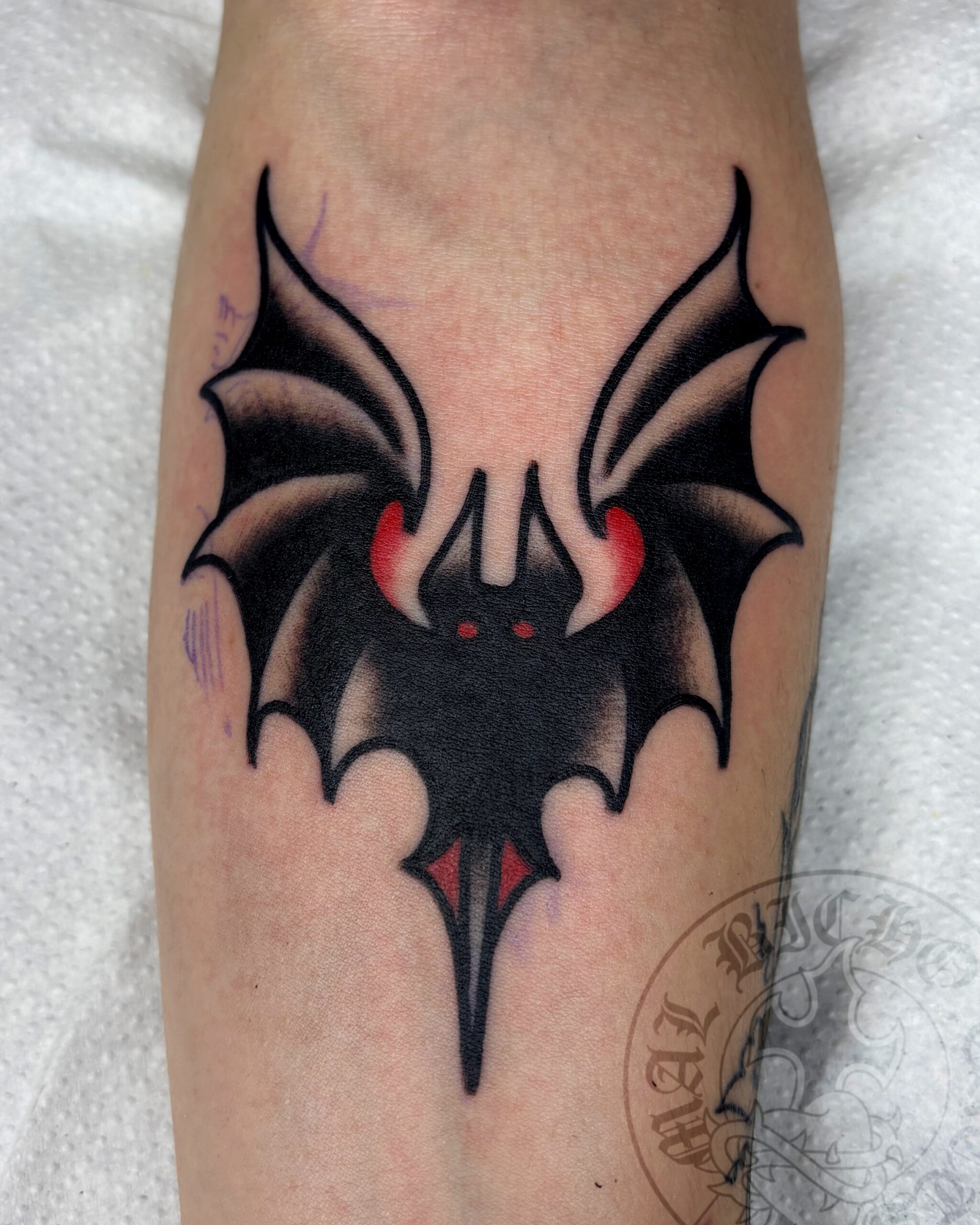 Tatuaje murciélago tradicional realizado en Granada. Reserva tu cita en Mal Bicho Tattoo.
