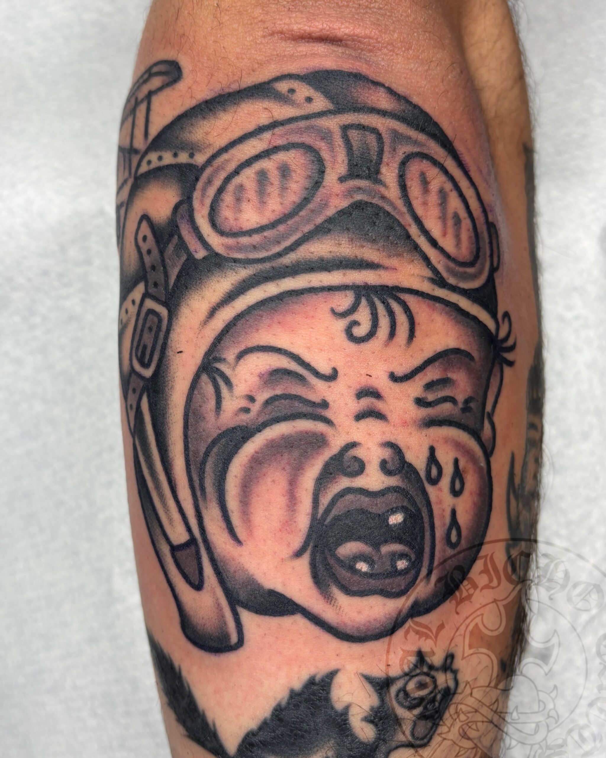 Tatuaje bebe tradicional realizado en Granada. Reserva tu cita en Mal Bicho Tattoo.