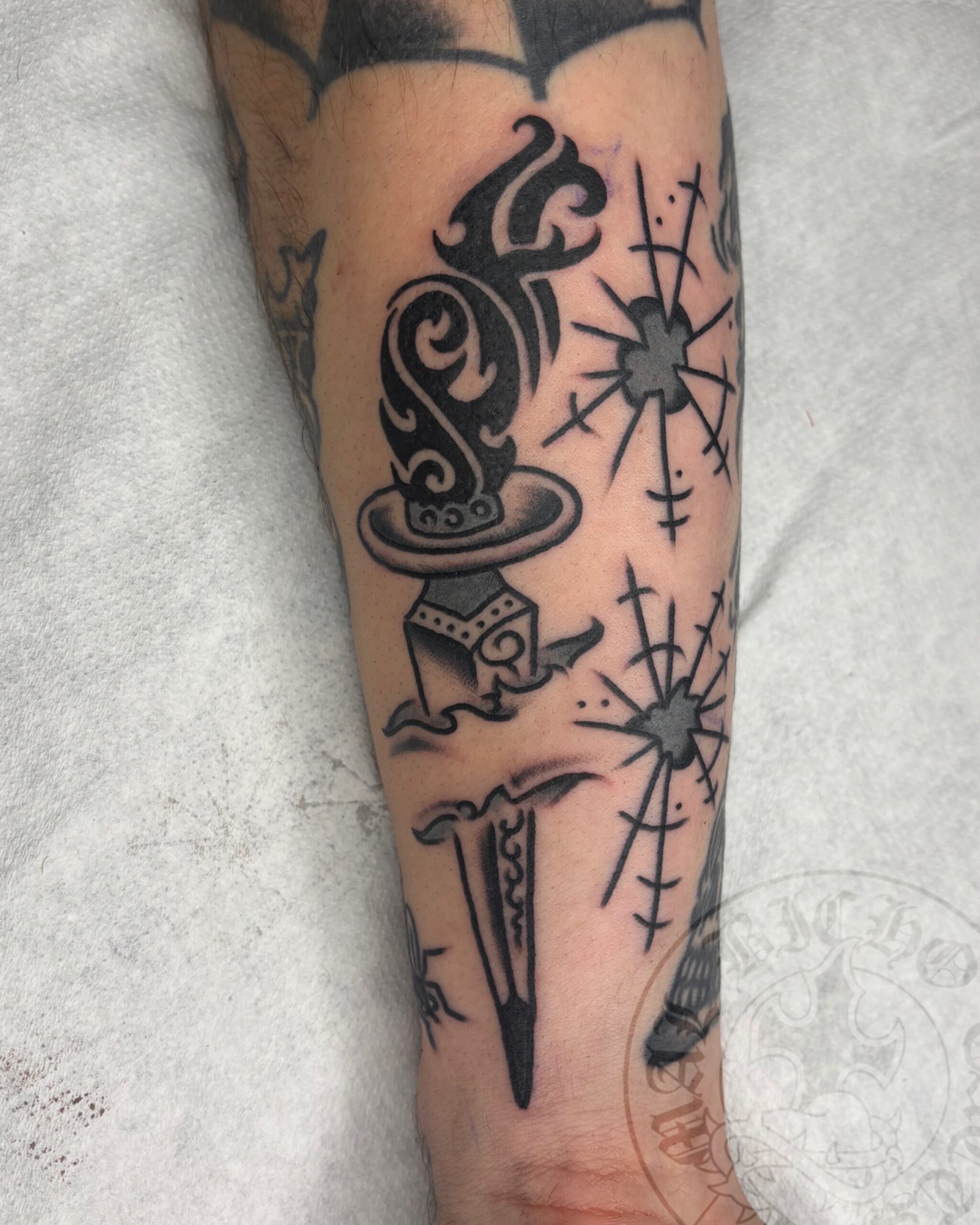 Mal Bicho Tatts Tatuaje tradicional daga