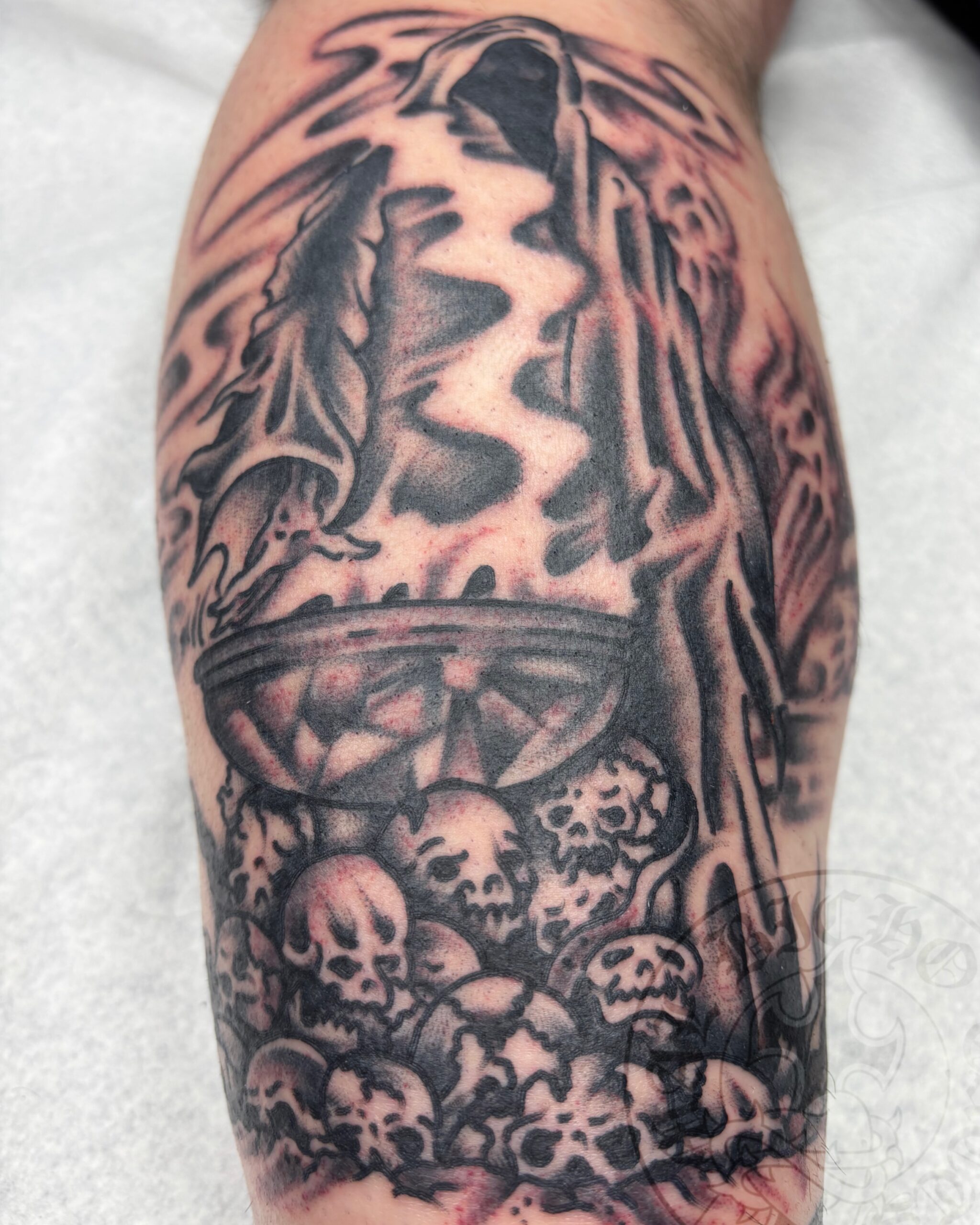 Tatuaje hechicero tradicional realizado en Granada. Reserva tu cita en Mal Bicho Tattoo.