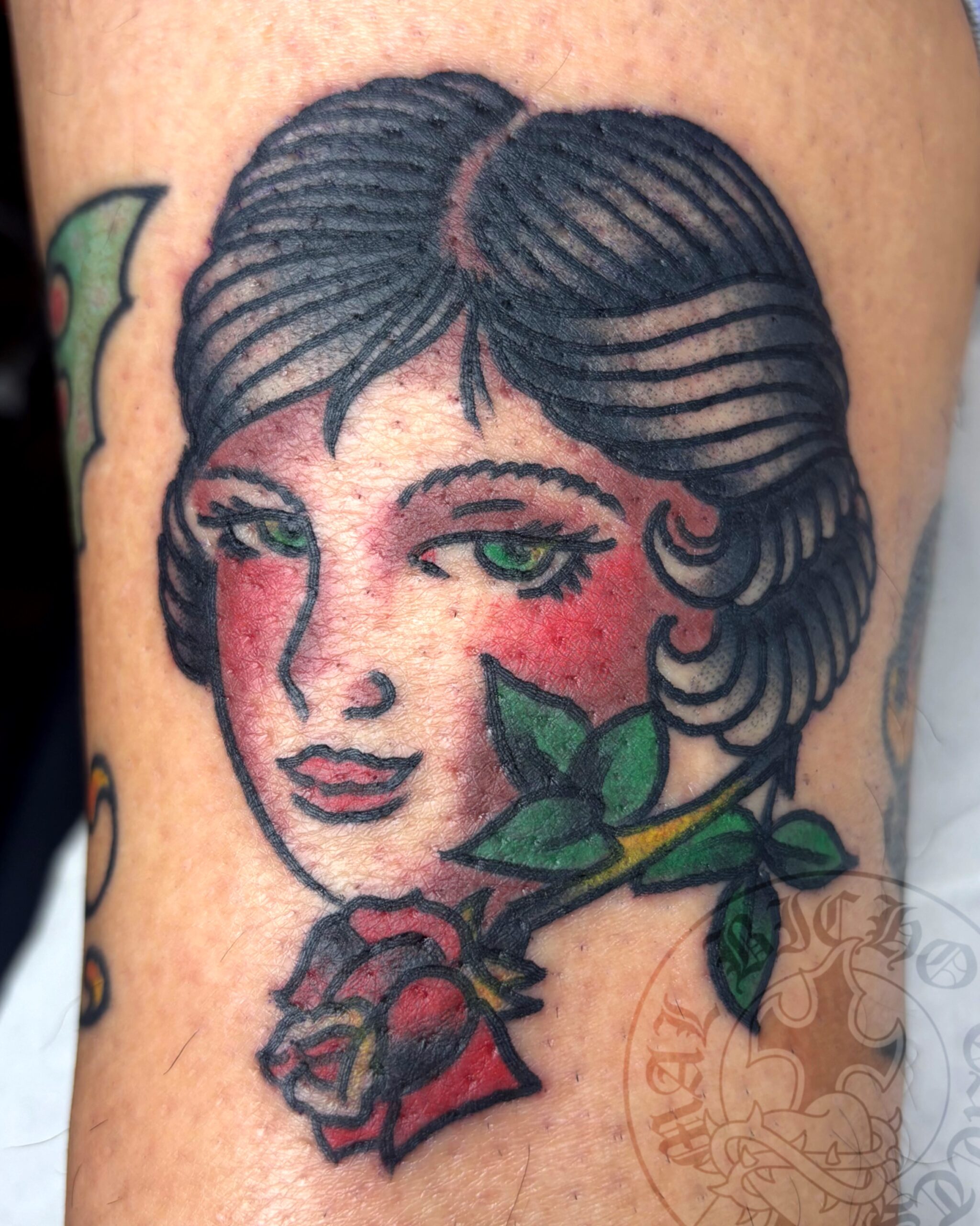 Mal Bicho Tatts Tatuaje tradicional mujer y rosa
