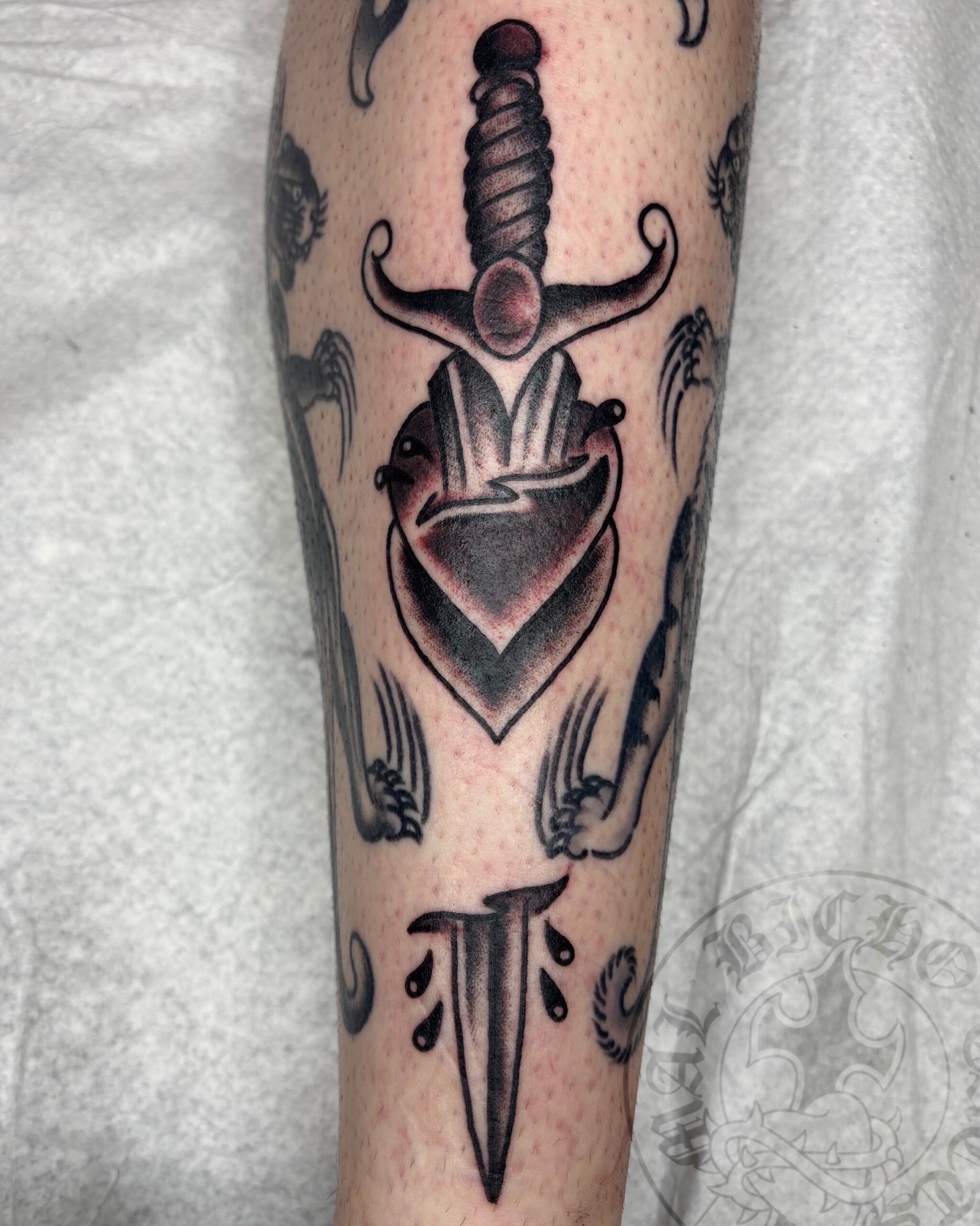 Tatuaje daga tradicional realizado en Granada. Reserva tu cita en Mal Bicho Tattoo.