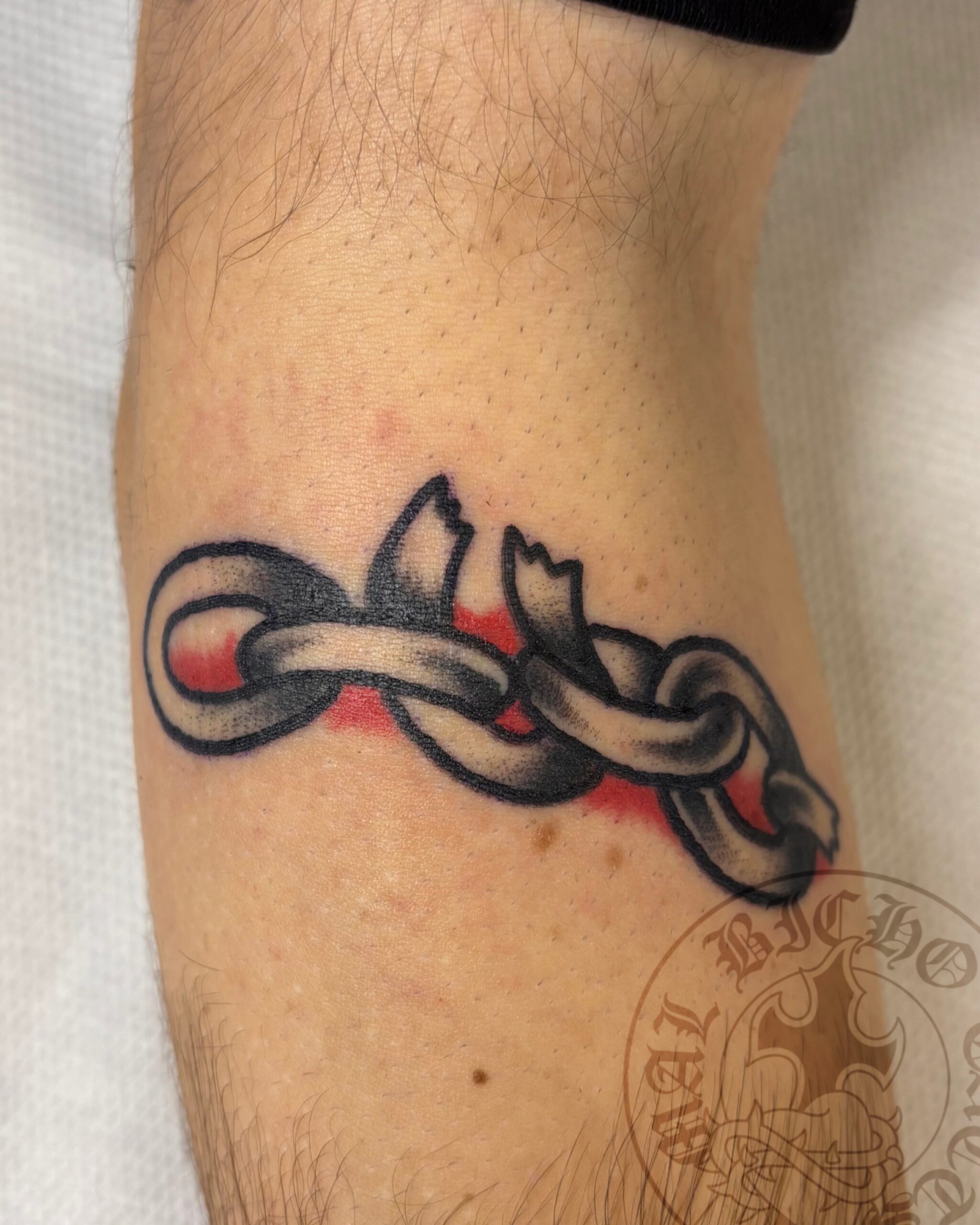 Mal Bicho Tatts Tatuaje tradicional cadena
