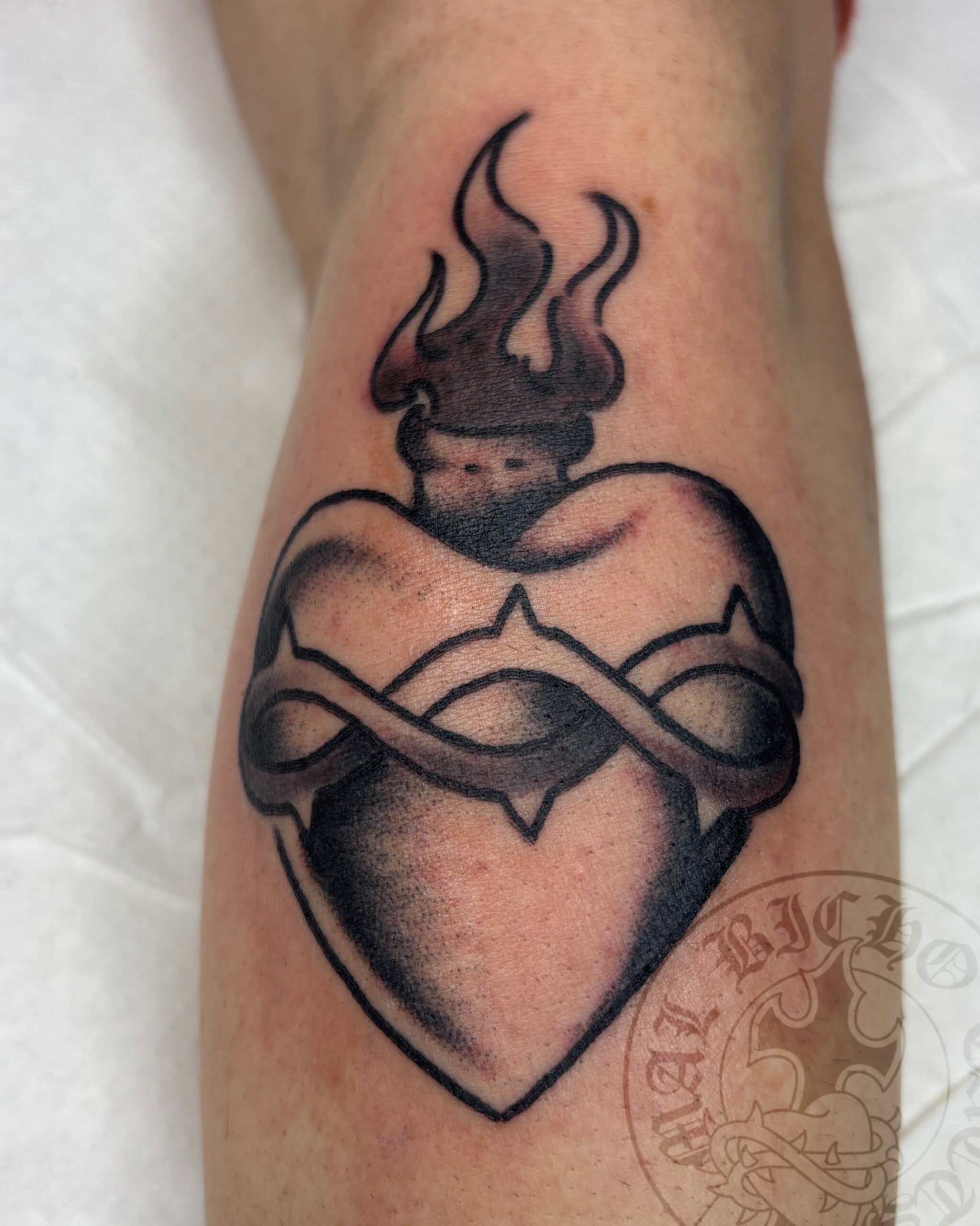 Tatuaje corazón tradicional realizado en Granada. Reserva tu cita en Mal Bicho Tattoo.