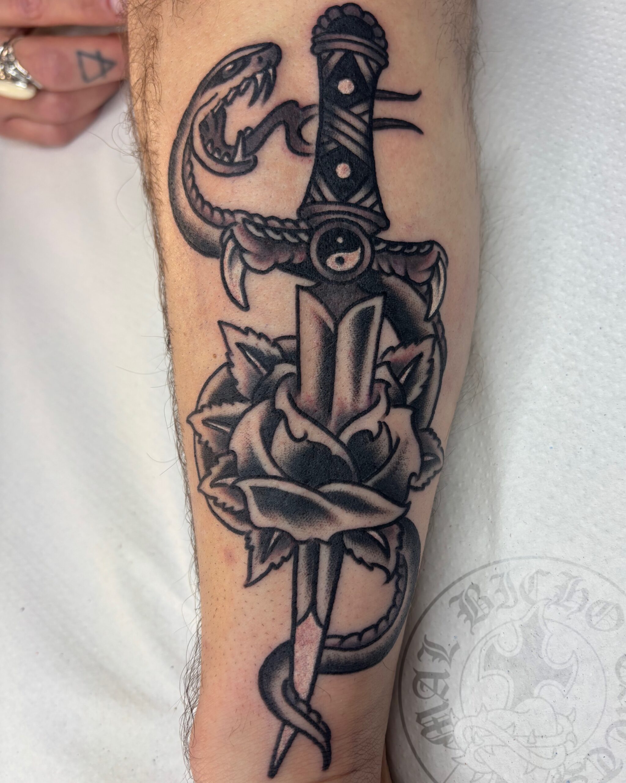 Mal Bicho Tatts Tatuaje tradicional daga