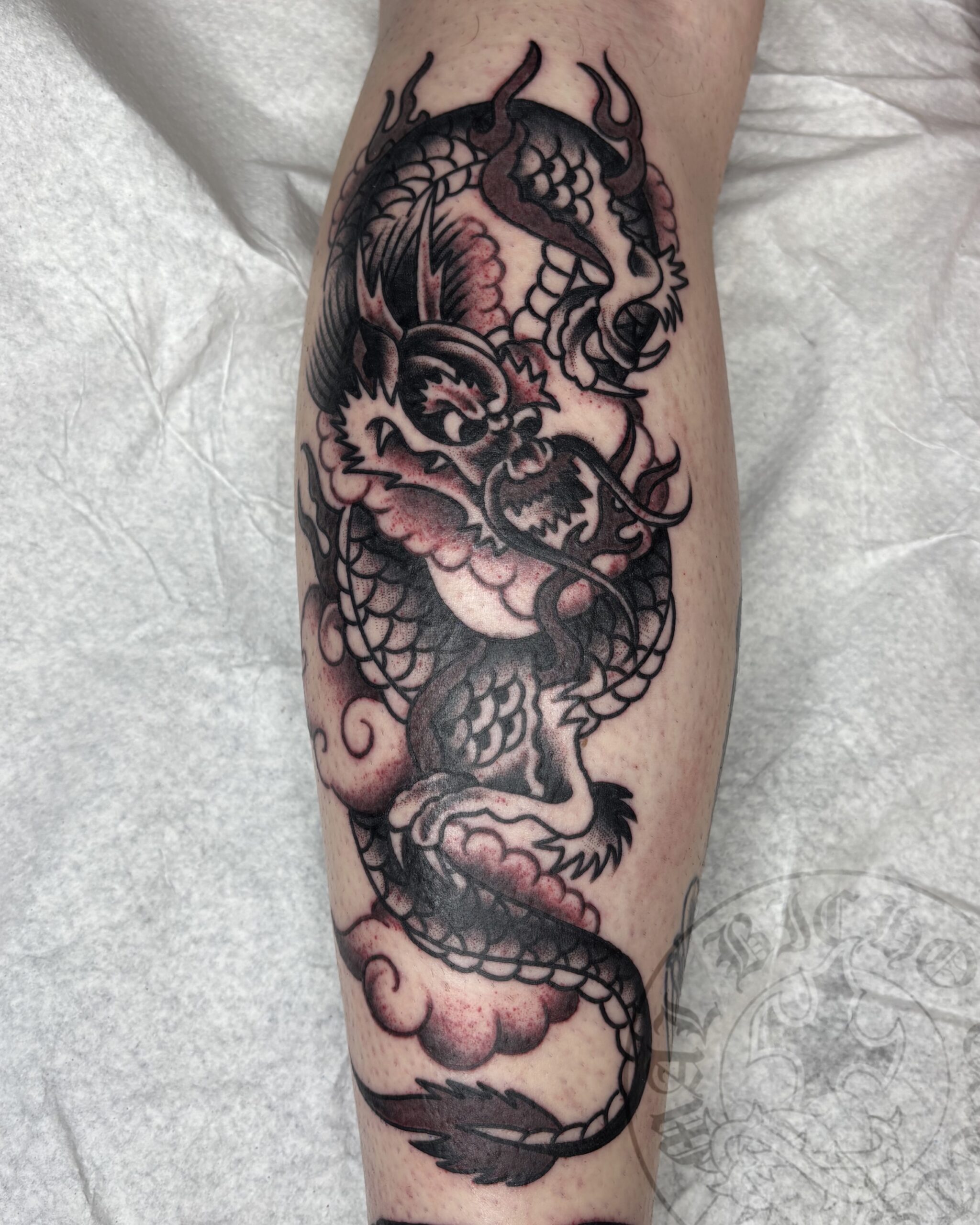 Tatuaje dragon tradicional realizado en Granada. Reserva tu cita en Mal Bicho Tattoo.