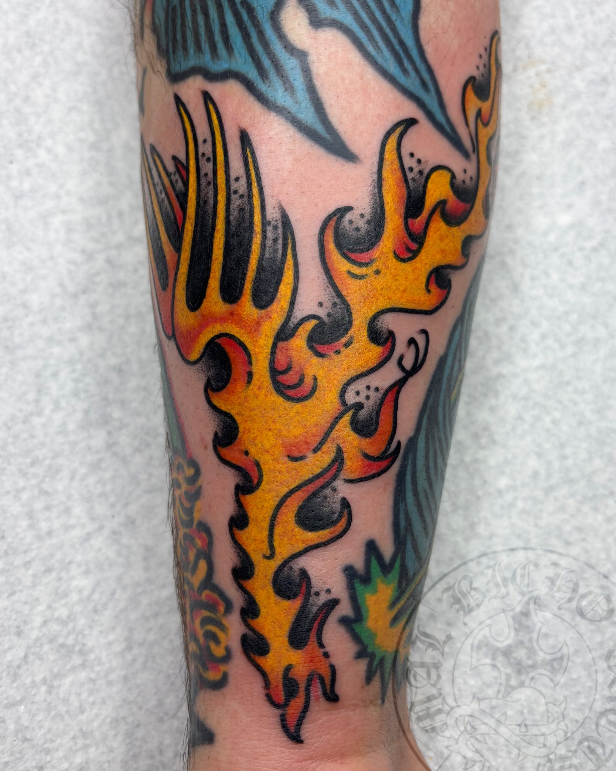 Tatuaje fénix tradicional realizado en Granada. Reserva tu cita en Mal Bicho Tattoo.