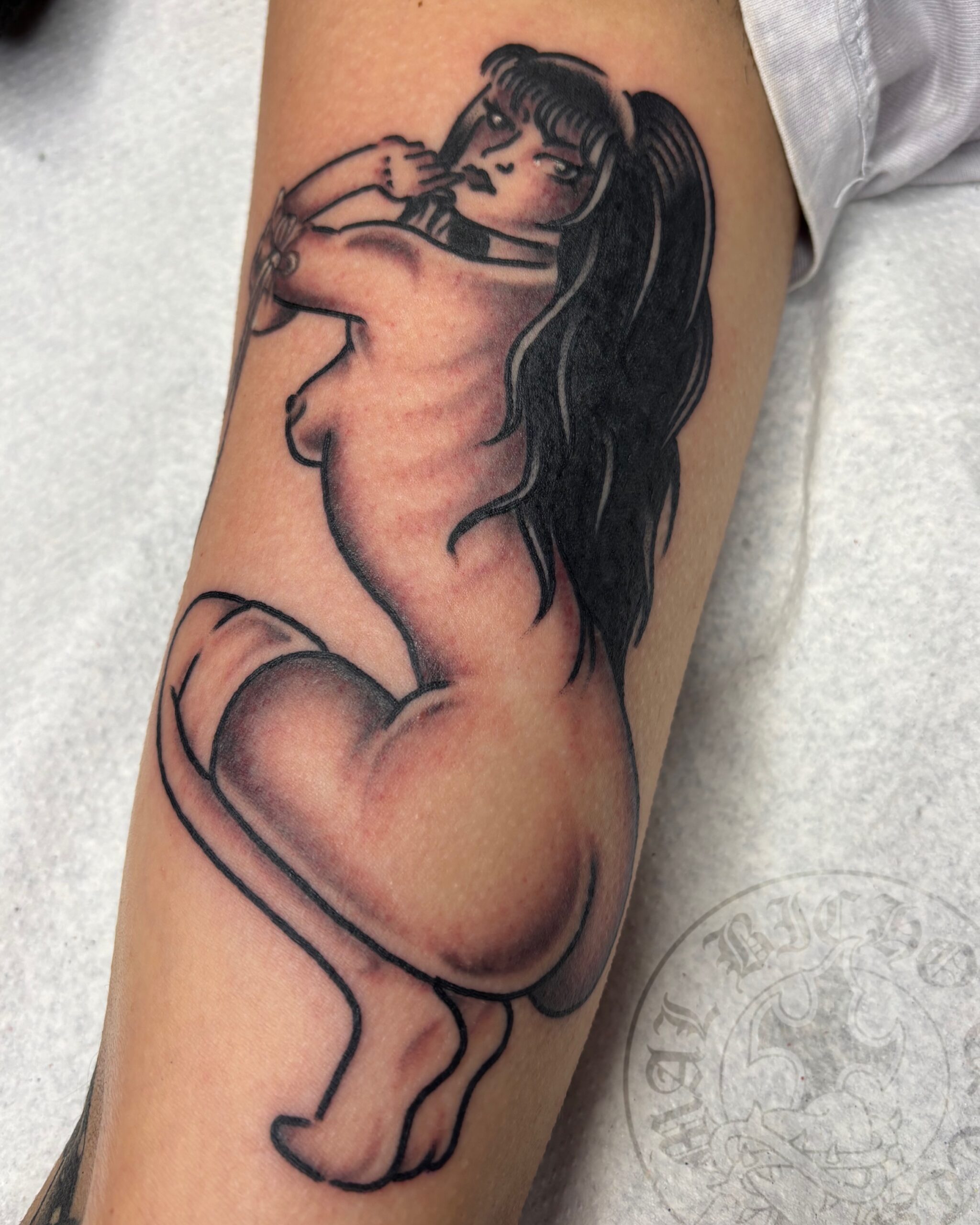 Tatuaje pin up tradicional realizado en Granada. Reserva tu cita en Mal Bicho Tattoo.