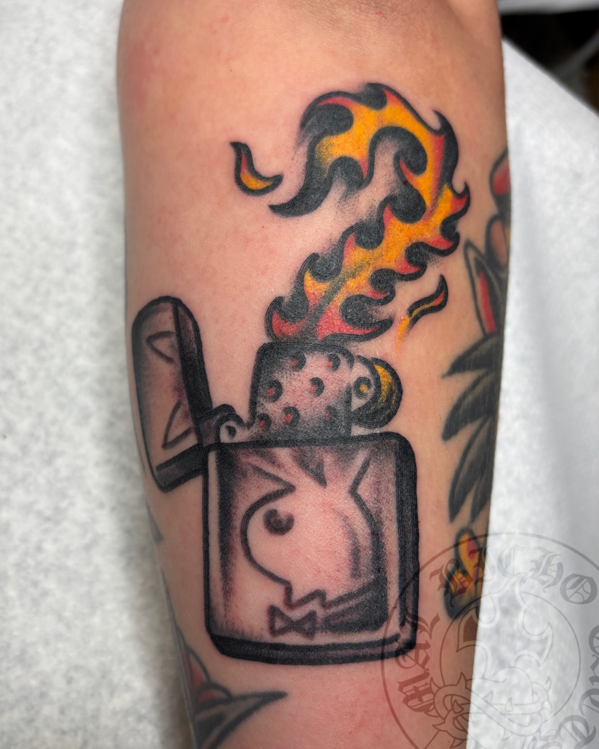 Mal Bicho Tatts Tatuaje tradicional zippo